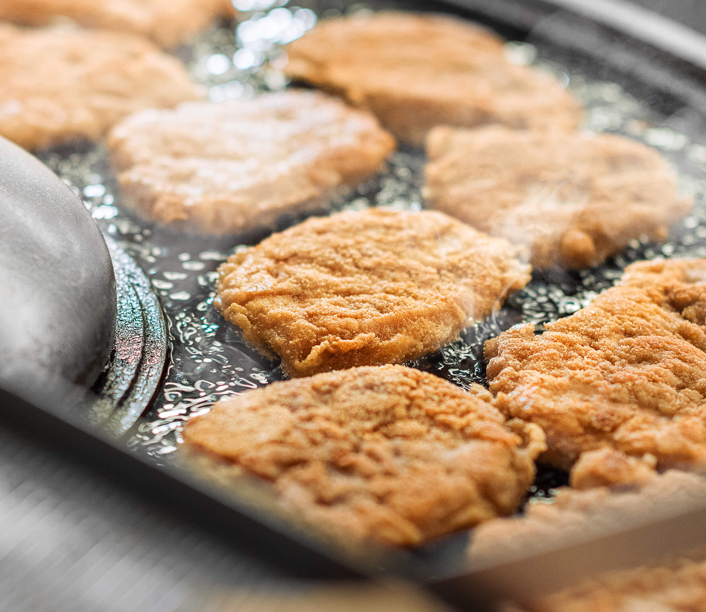 Schnitzel Bratprozess Nahaufnahme